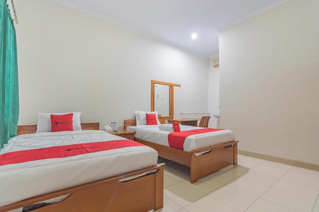 Hotel Reddoorz @ Pemuda Street à Cirebon Extérieur photo